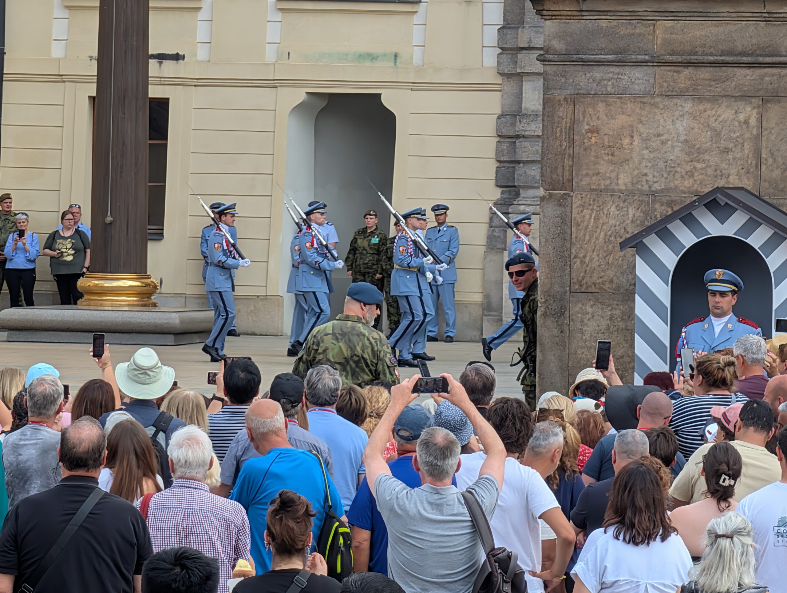 Soldaten der Burgwache bei der Wachablösung im Ehrenhof der Prager Burg vor zahlreichen Besuchern