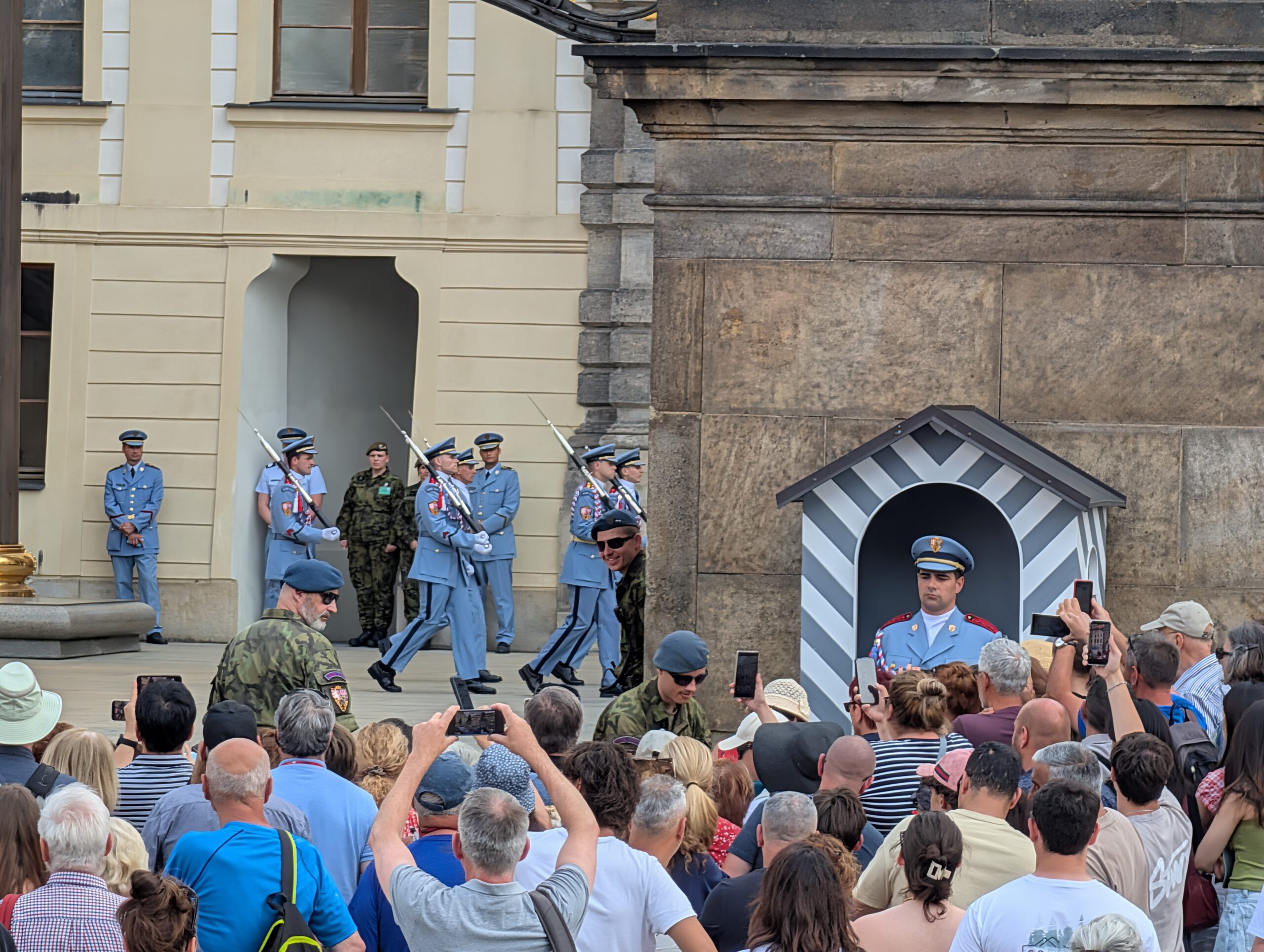 Soldaten der Burgwache bei der Wachablösung im Ehrenhof der Prager Burg vor zahlreichen Besuchern