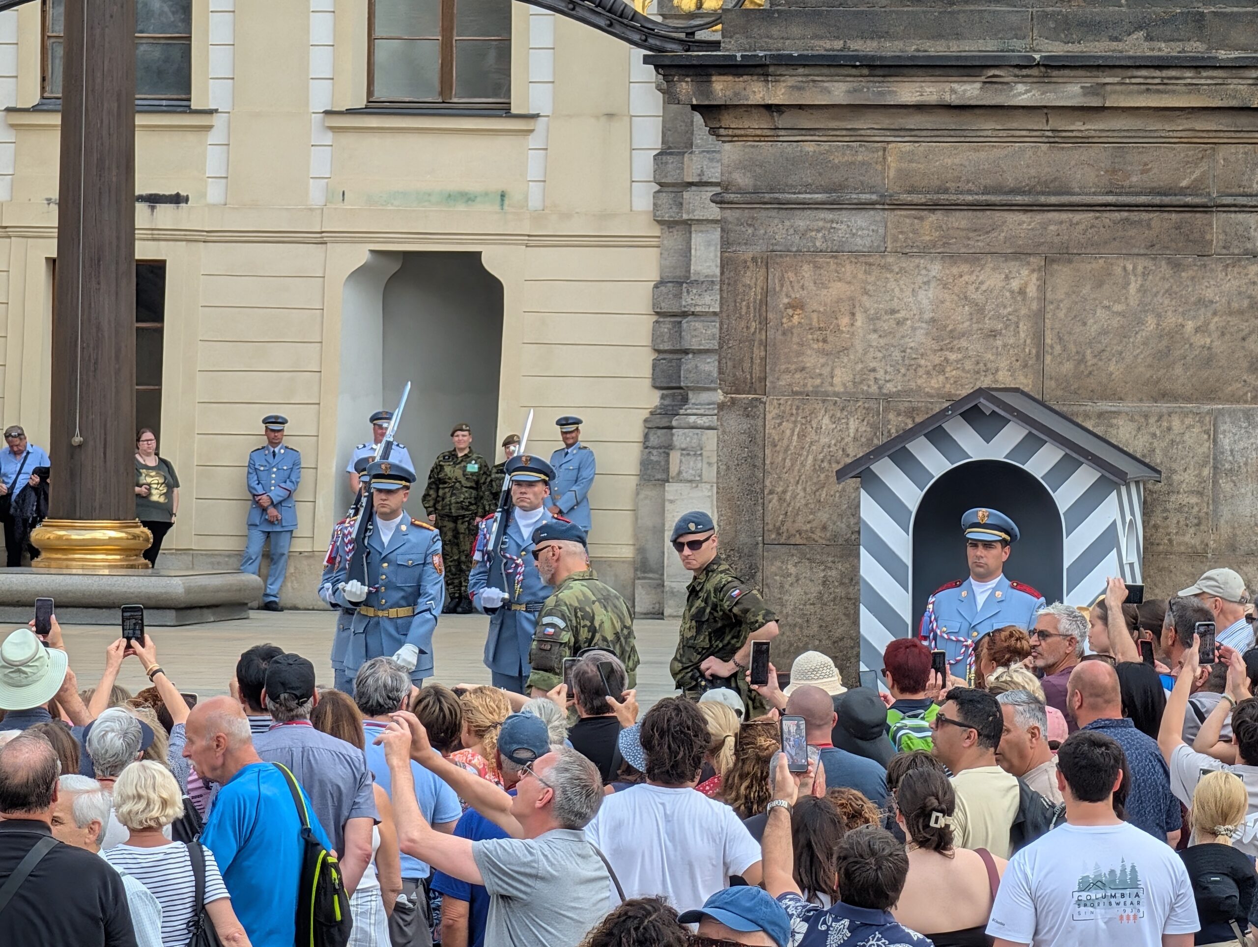Soldaten der Burgwache bei der Wachablösung im Ehrenhof der Prager Burg vor zahlreichen Besuchern