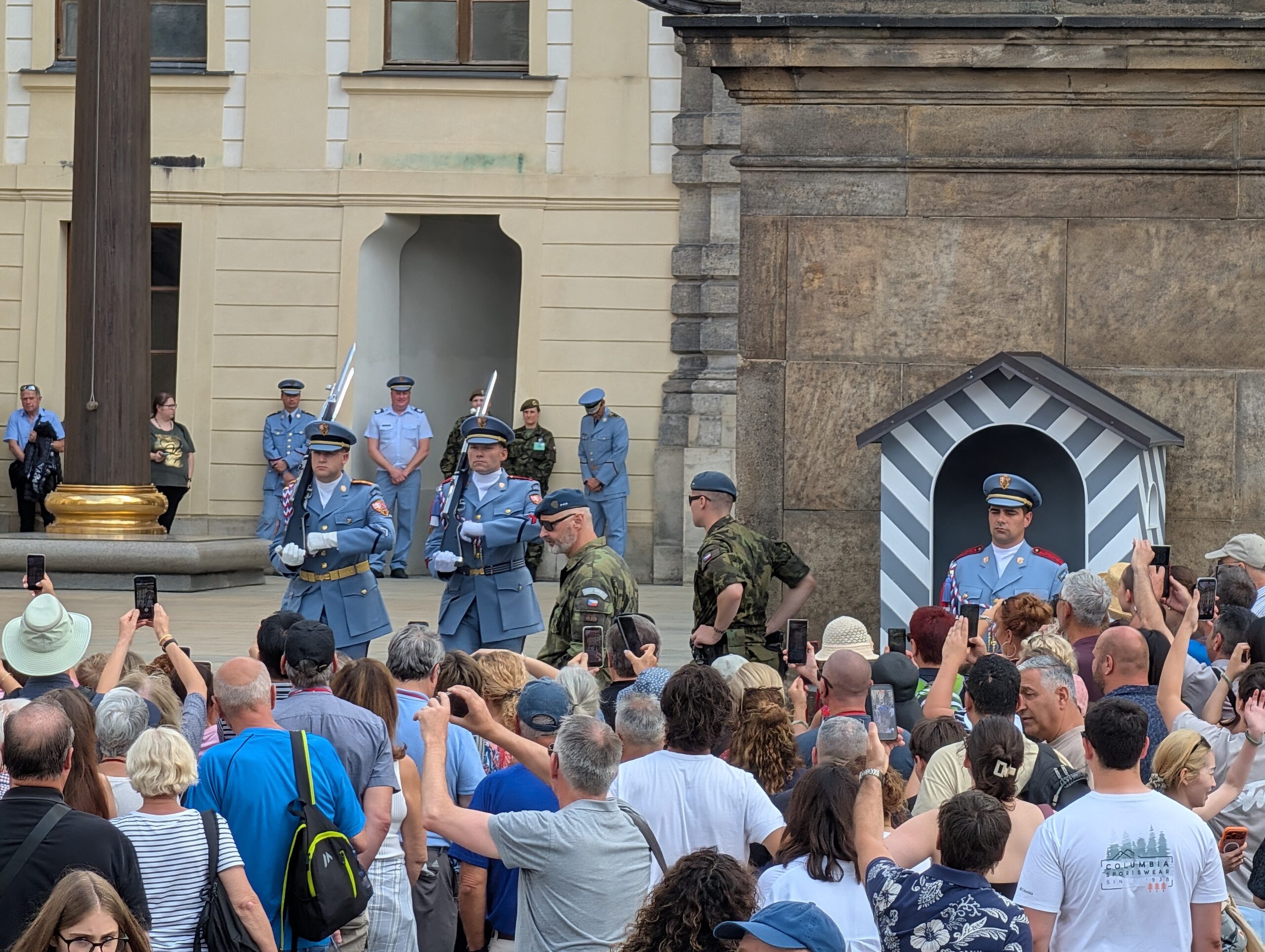 Soldaten der Burgwache bei der Wachablösung im Ehrenhof der Prager Burg vor zahlreichen Besuchern