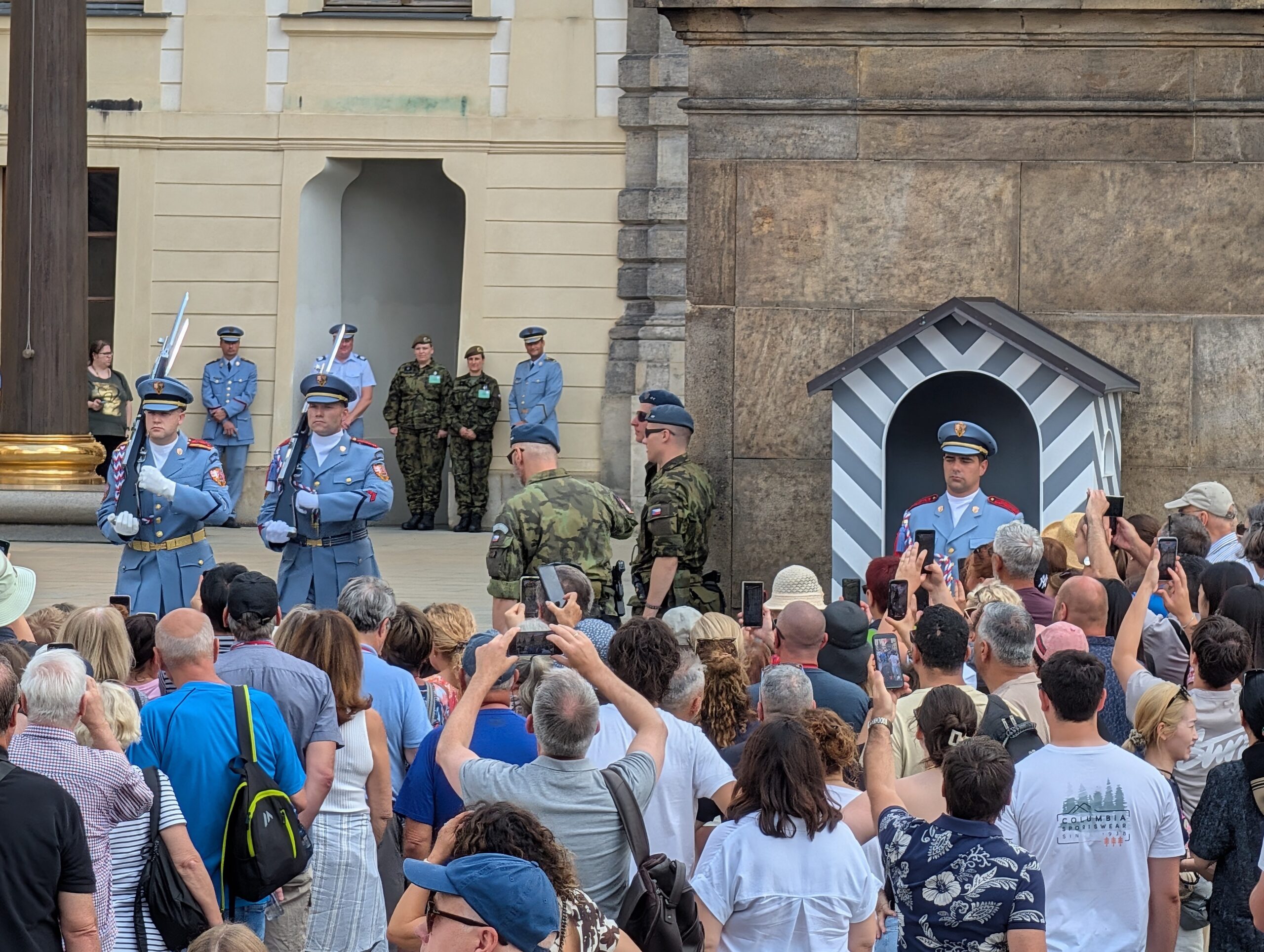Soldaten der Burgwache bei der Wachablösung im Ehrenhof der Prager Burg vor zahlreichen Besuchern