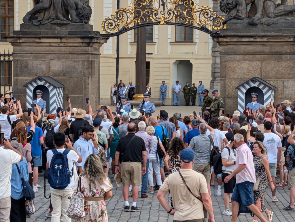 Große Menschenmenge bei der Wachablösung am Tor der Giganten vor der Prager Burg