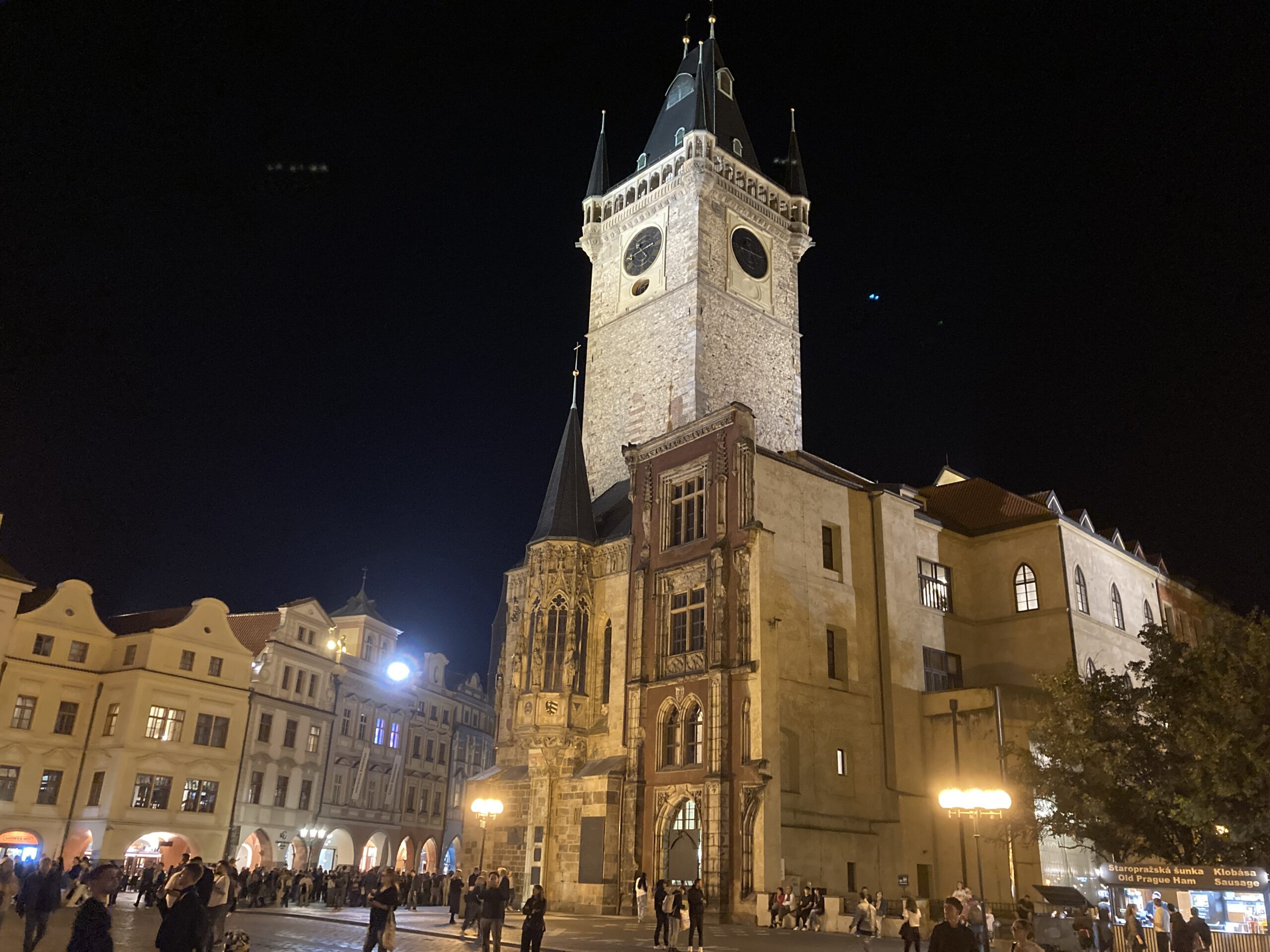 Beleuchteter Turm des Altstädter Rathauses am Altstädter Ring in Prag bei Nacht.