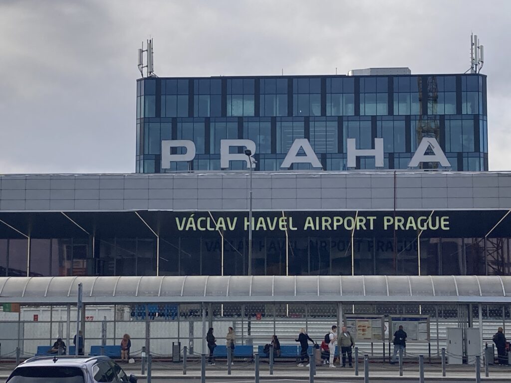 Terminalgebäude des Václav-Havel-Flughafens Prag mit PRAHA-Schriftzug an der Fassade.