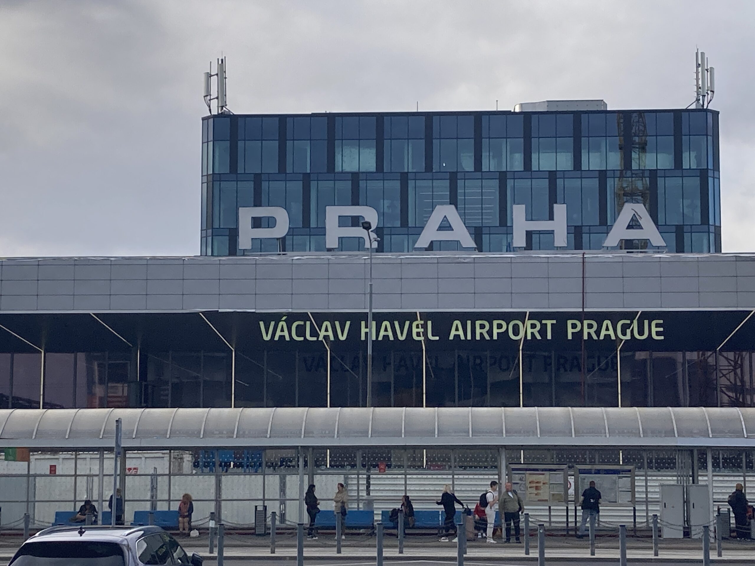 Terminalgebäude des Václav-Havel-Flughafens Prag mit PRAHA-Schriftzug an der Fassade.