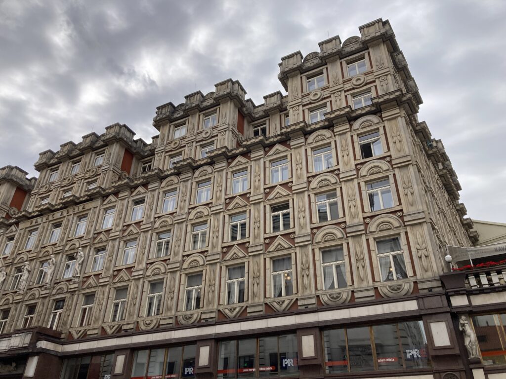 Reich verzierte historische Häuserfassade mit zahlreichen Fenstern am Jungmannplatz in Prag.