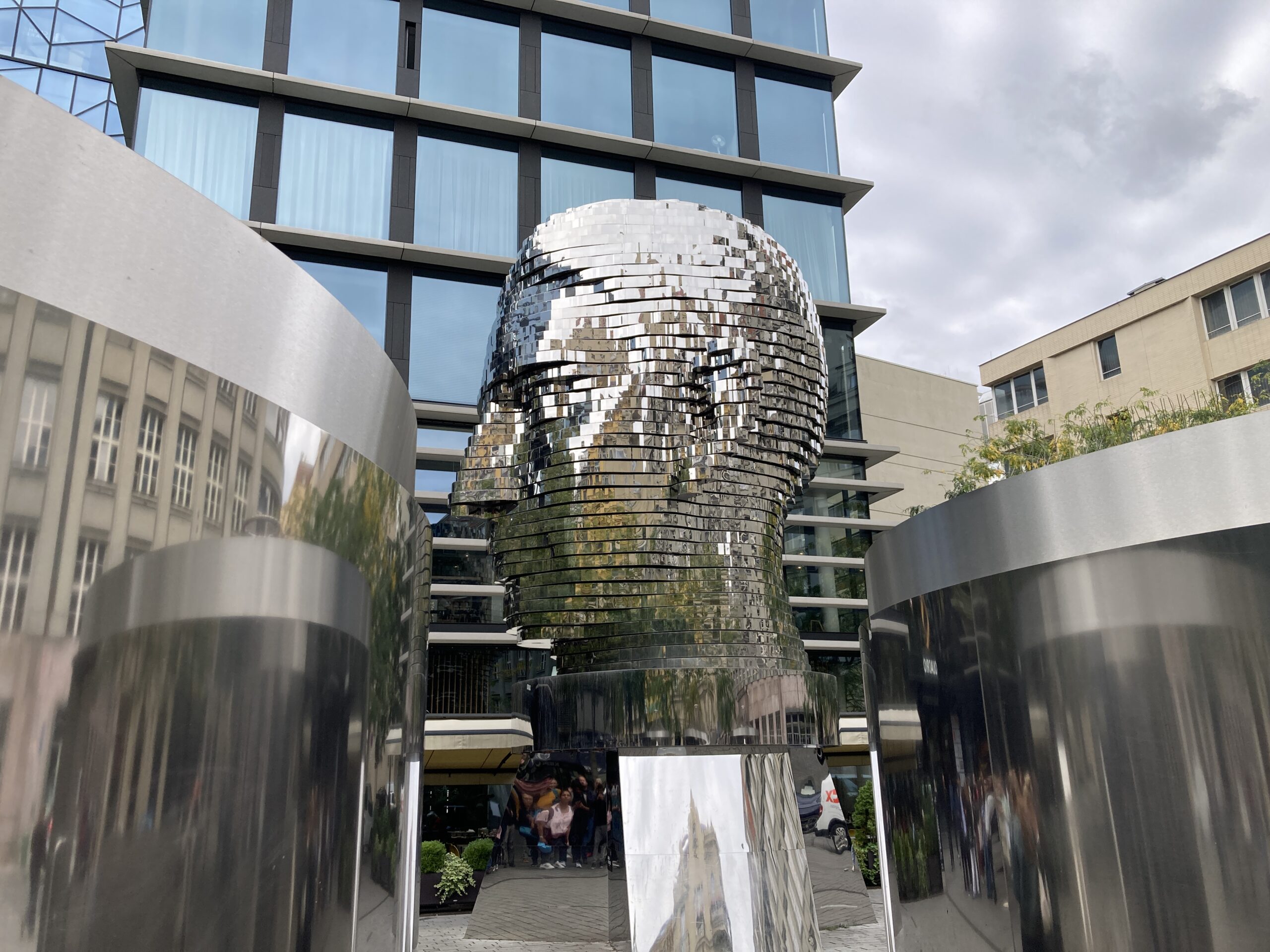 Franz-Kafka-Kopf von David Černý aus spiegelnden Metallschichten vor dem Quadrio in Prag.