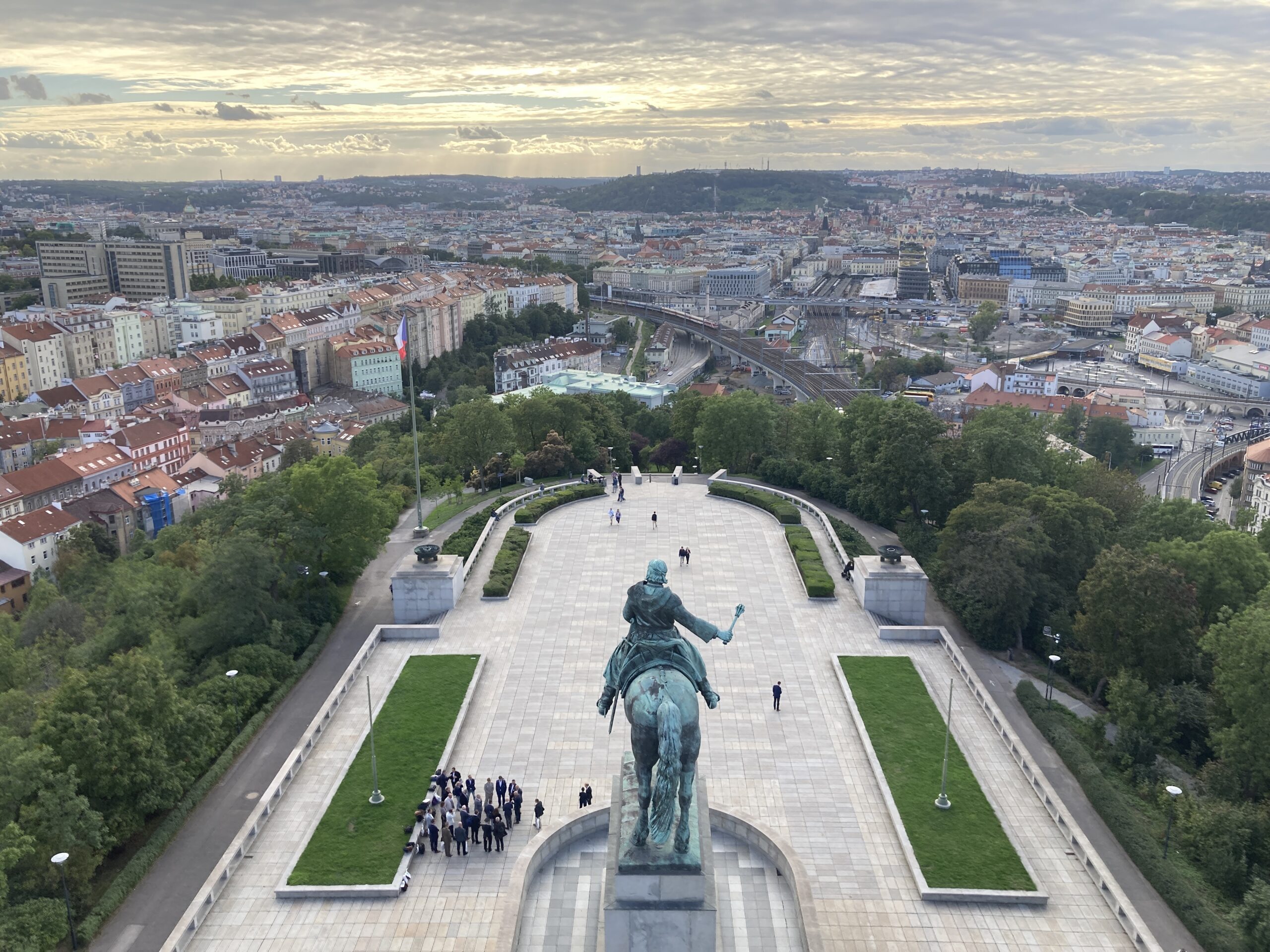 Aussicht vom Vítkov-Hügel über das Reiterstandbild von Jan Žižka und die Stadt Prag.