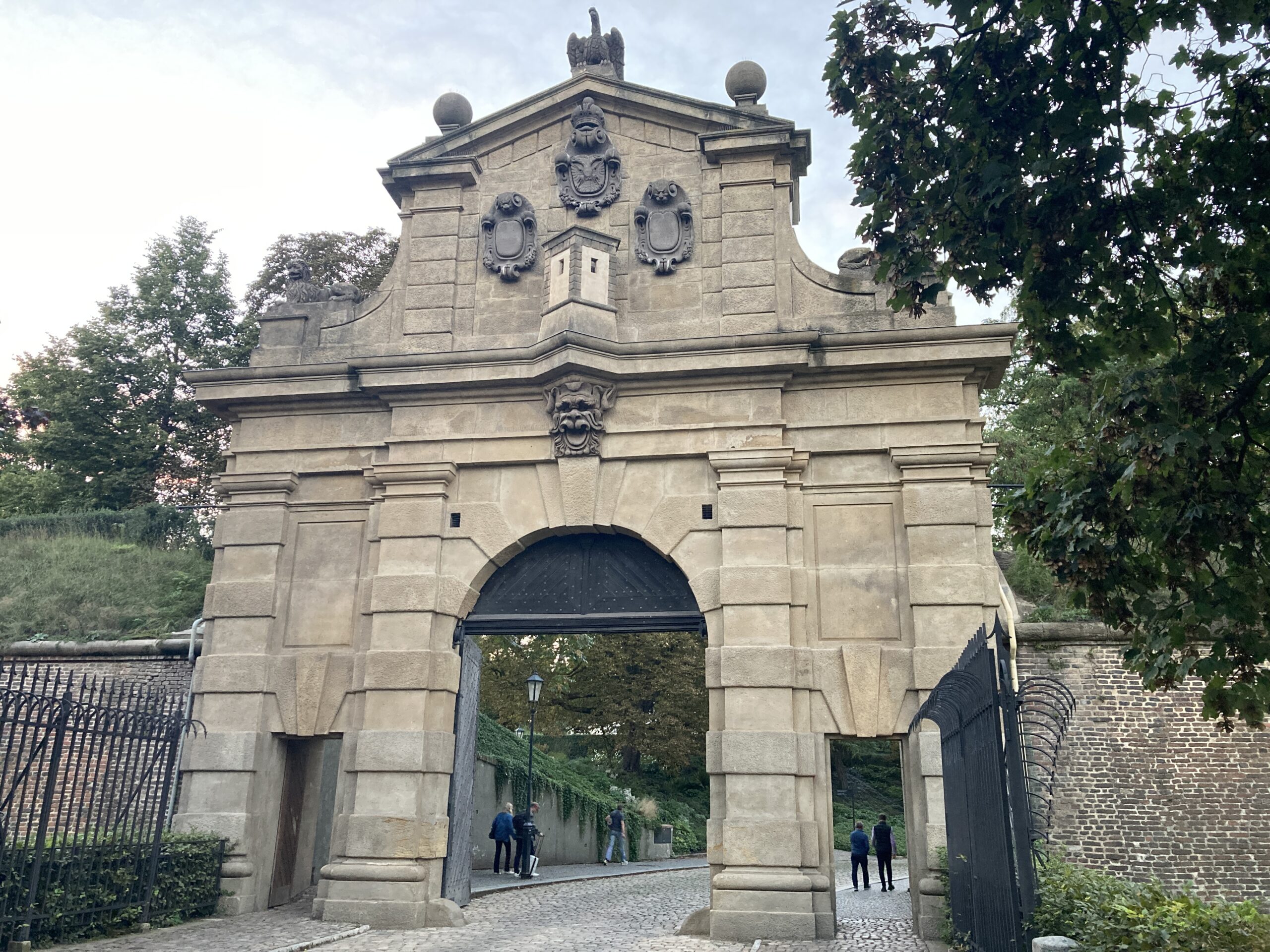 Leopoldtor mit Rundbogen und Wappen am Vyšehrad in Prag