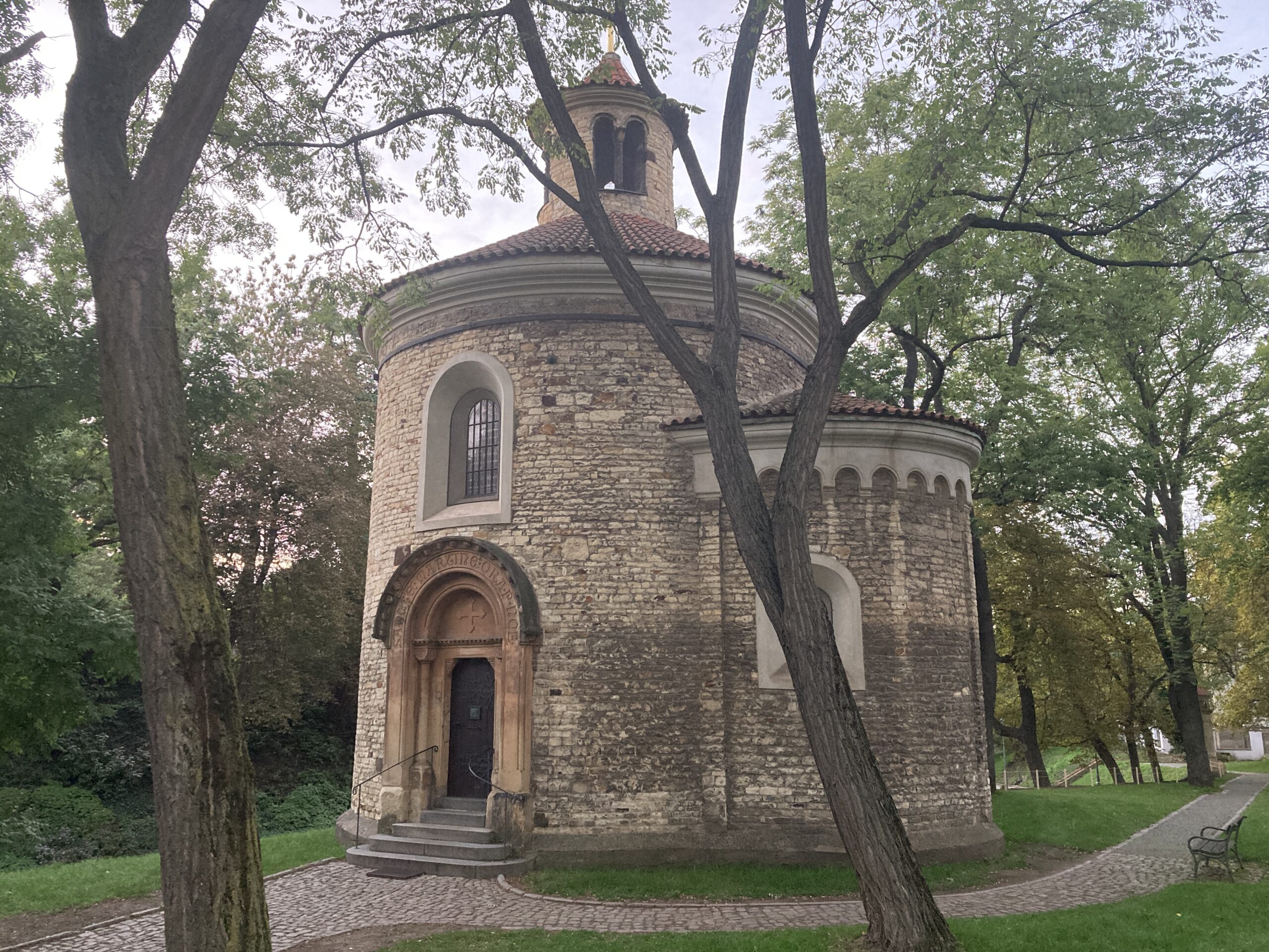 St.-Martins-Rotunde mit steinerner Fassade und rotem Dach auf dem Vyšehrad in Prag
