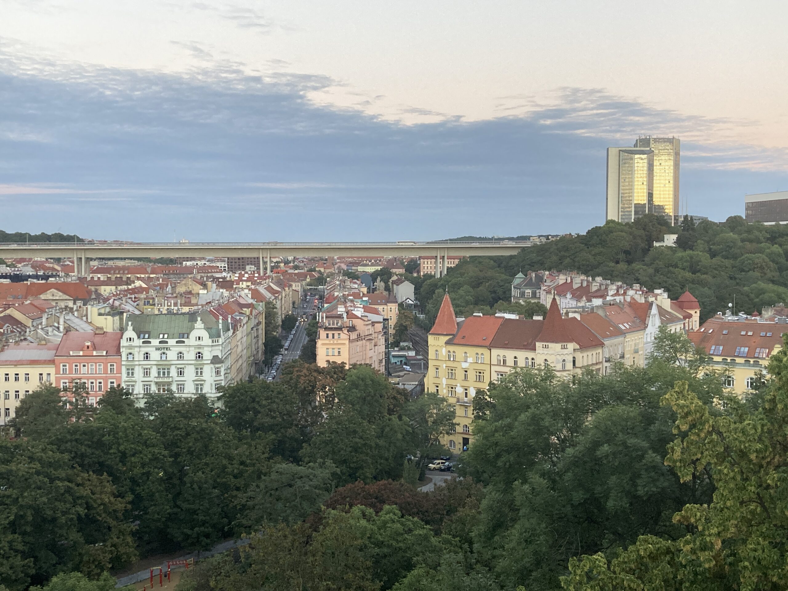 Blick vom Vyšehrad über Nusle zur Nusle-Brücke und den Hochhäusern von Pankrác