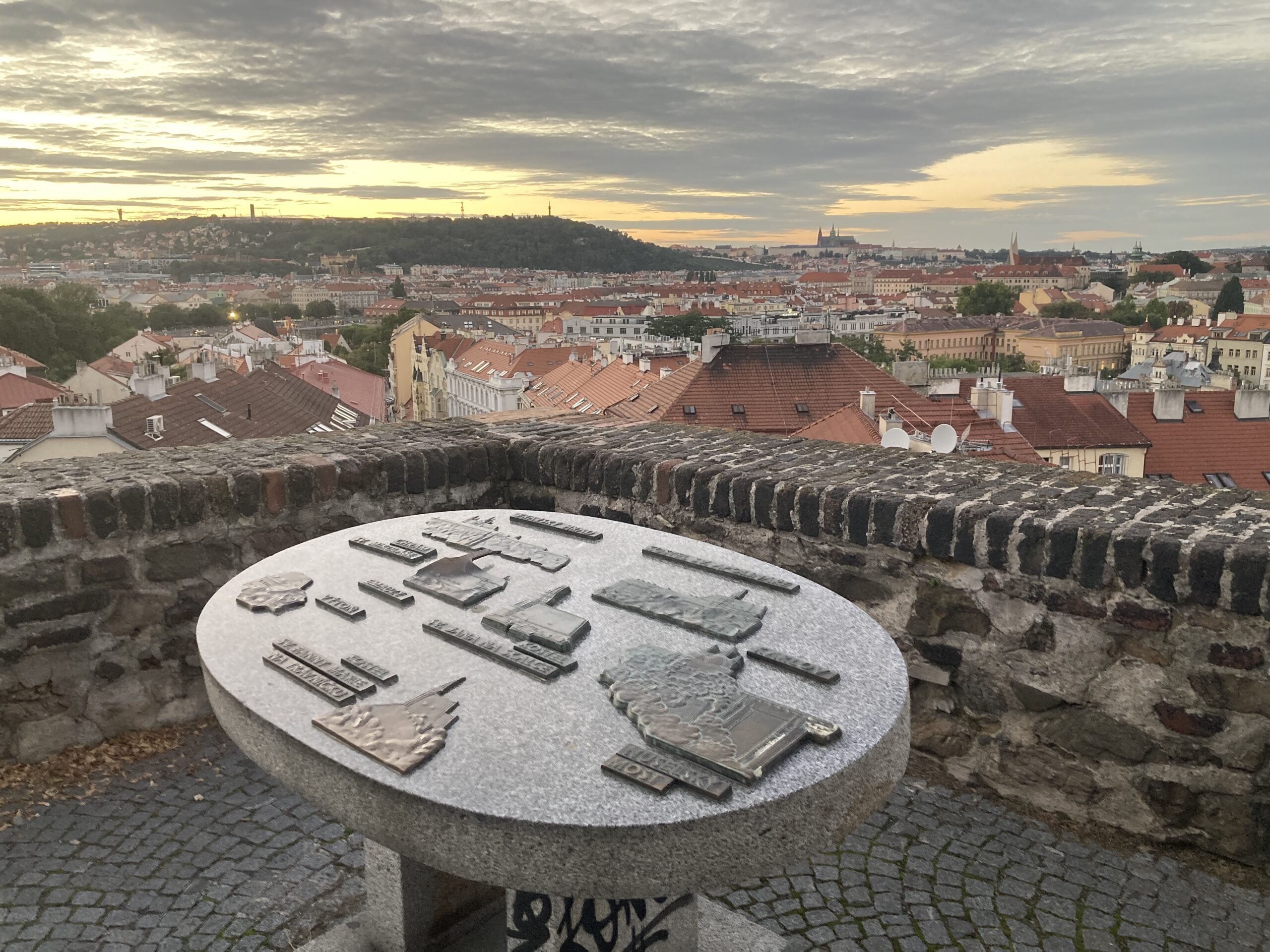 Tastbares Stadtmodell am Vyšehrad mit Blick über Prag zur Prager Burg