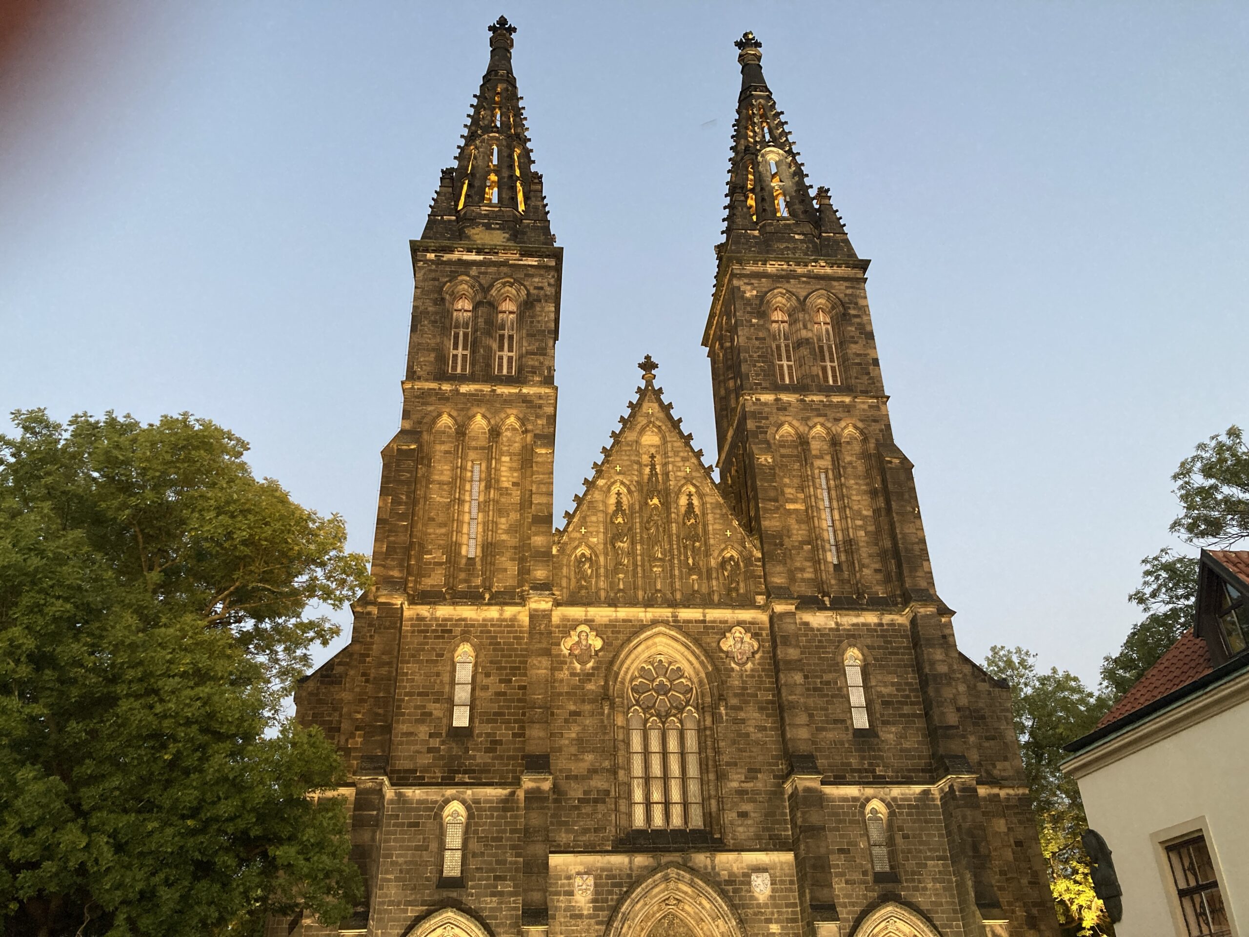 Frontansicht der St.-Peter-und-Paul-Basilika mit zwei Türmen auf dem Vyšehrad in Prag