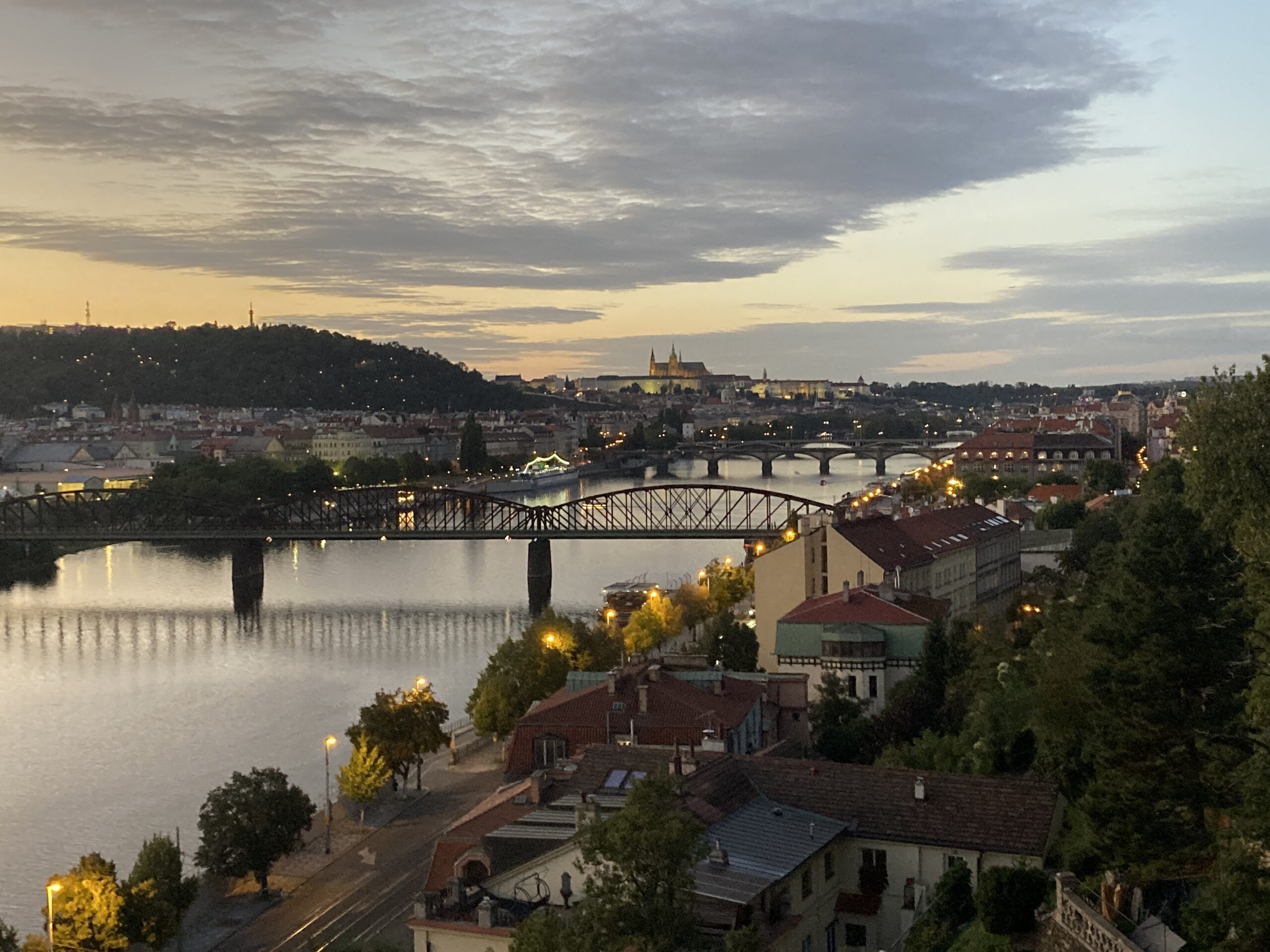 Abendblick vom Vyšehrad über die Moldau mit mehreren Brücken und Prager Burg