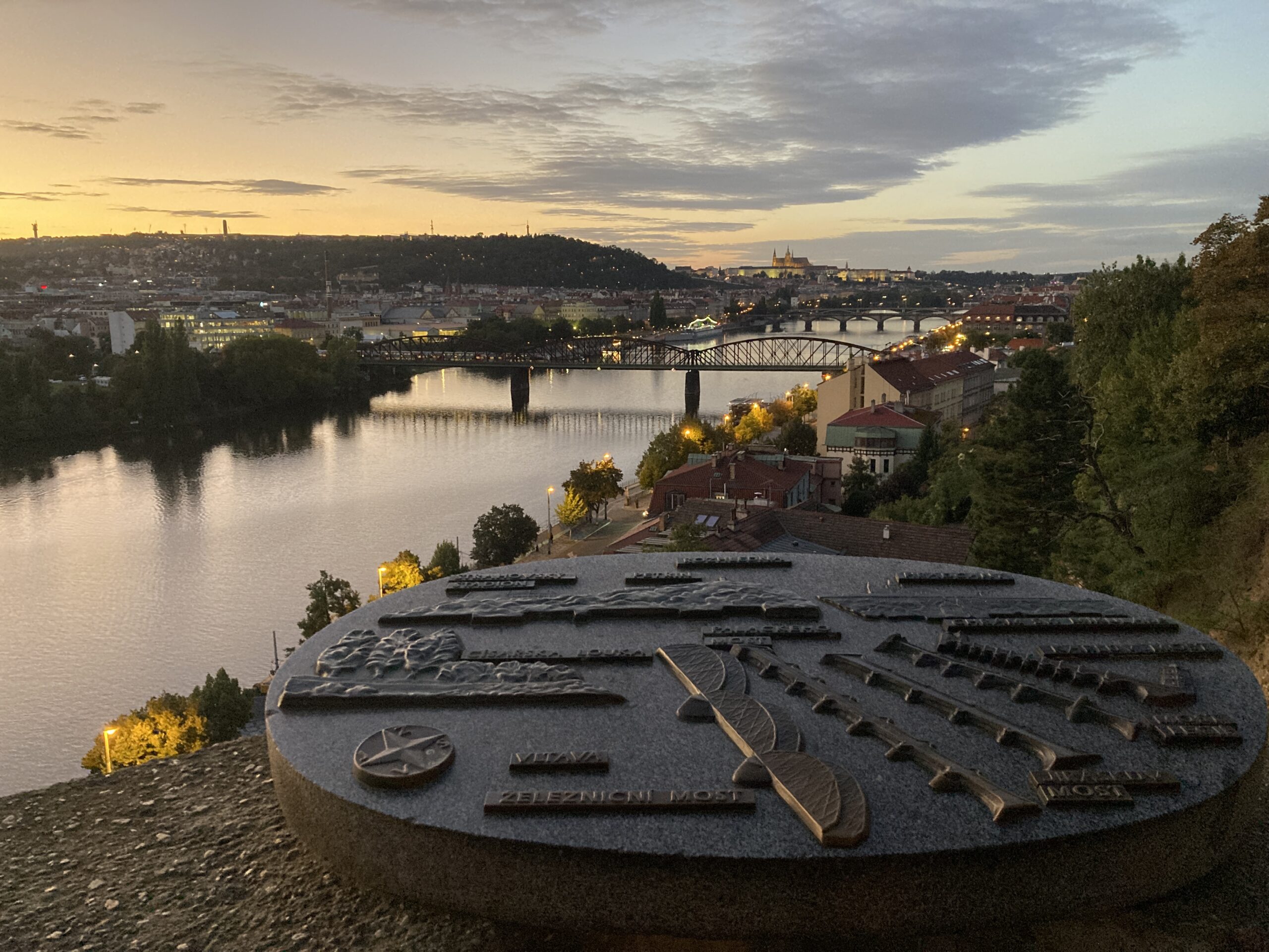 Tastbares Stadtmodell am Vyšehrad mit Abendblick über Moldau und mehrere Prager Brücken