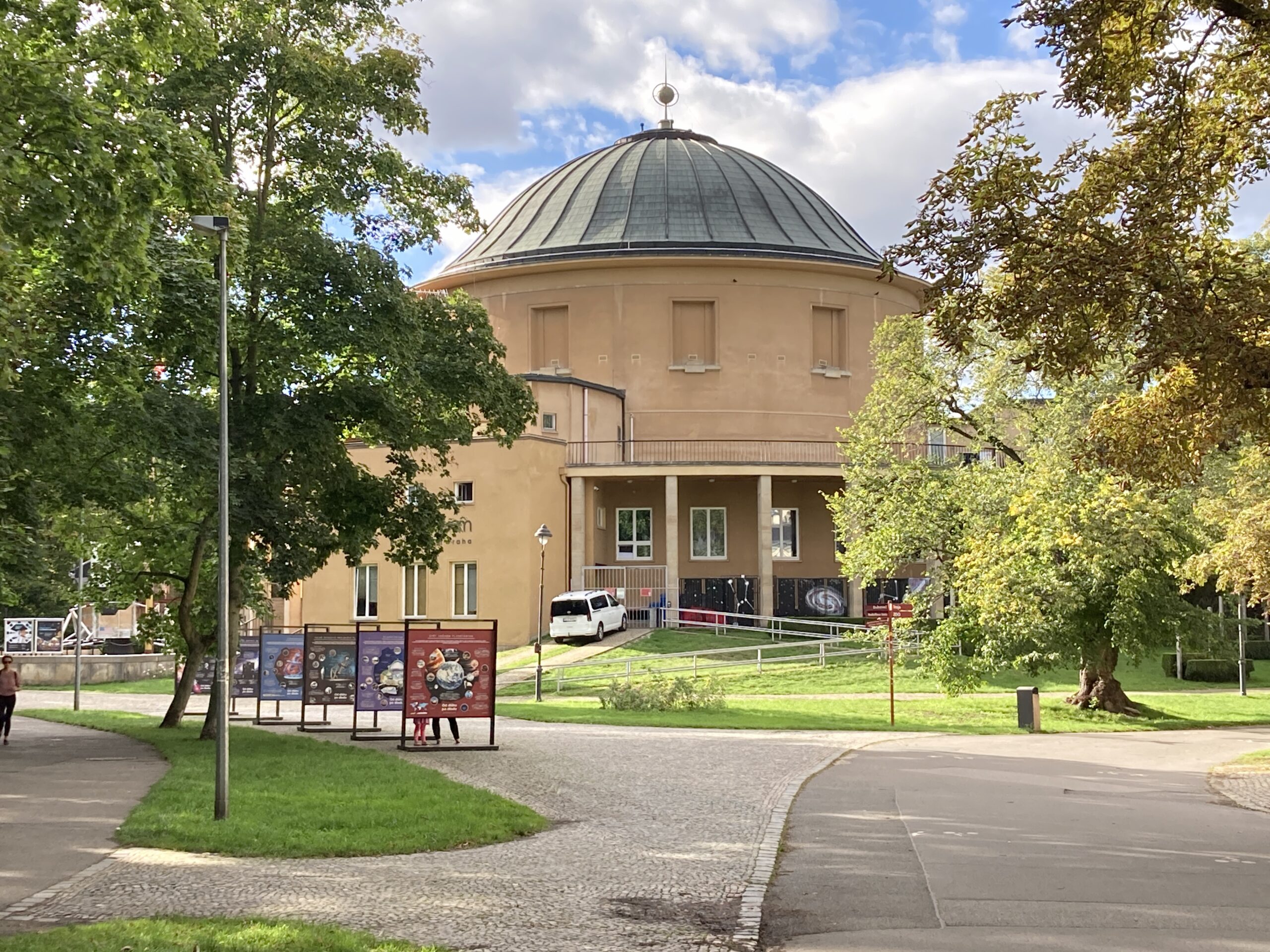 Planetarium Prag im Stromovka-Park mit großer Kuppel und umgebenden Bäumen