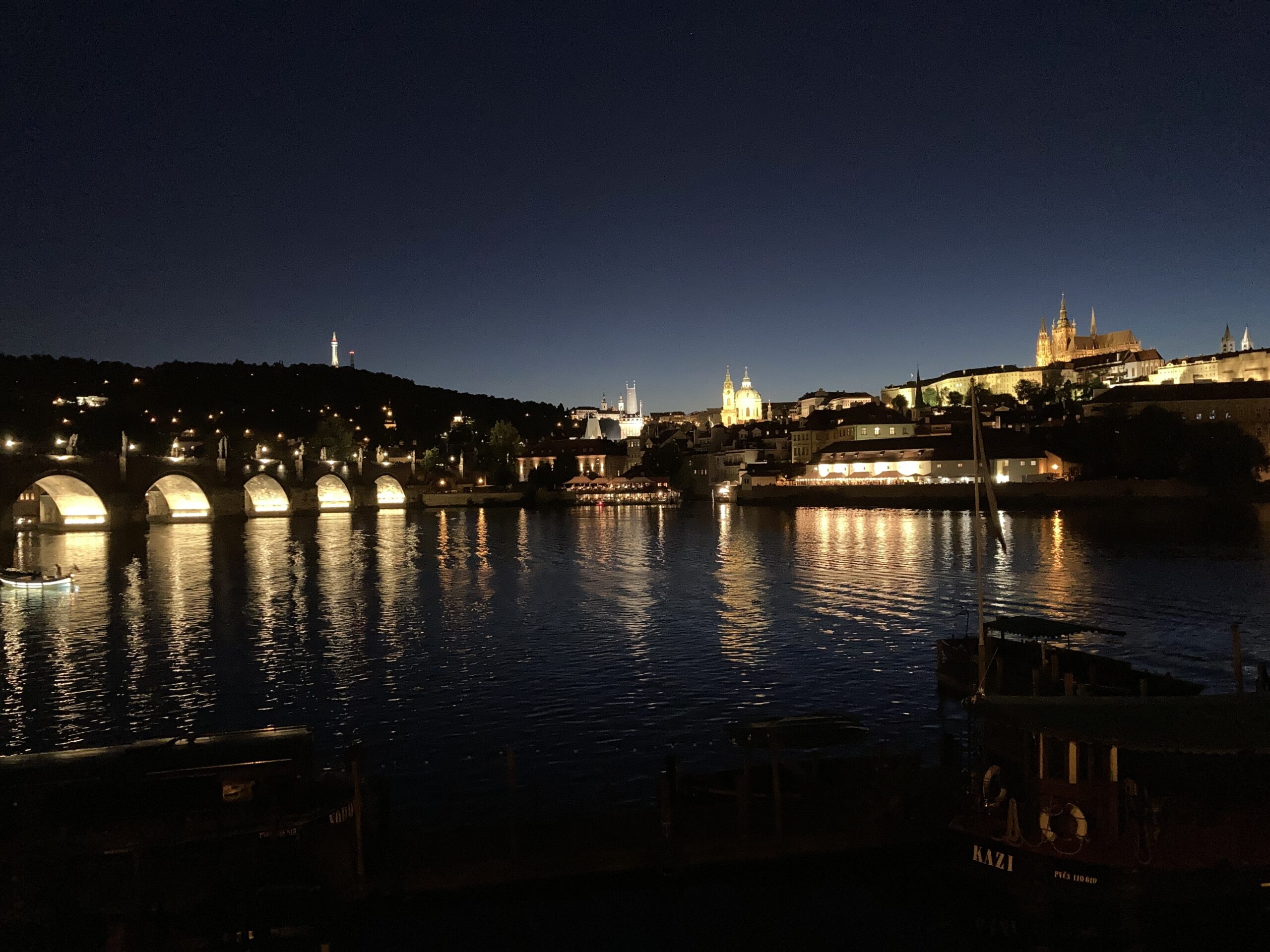 Karlsbrücke und beleuchtete Prager Burg mit St.-Veitsdom über der Moldau bei Nacht