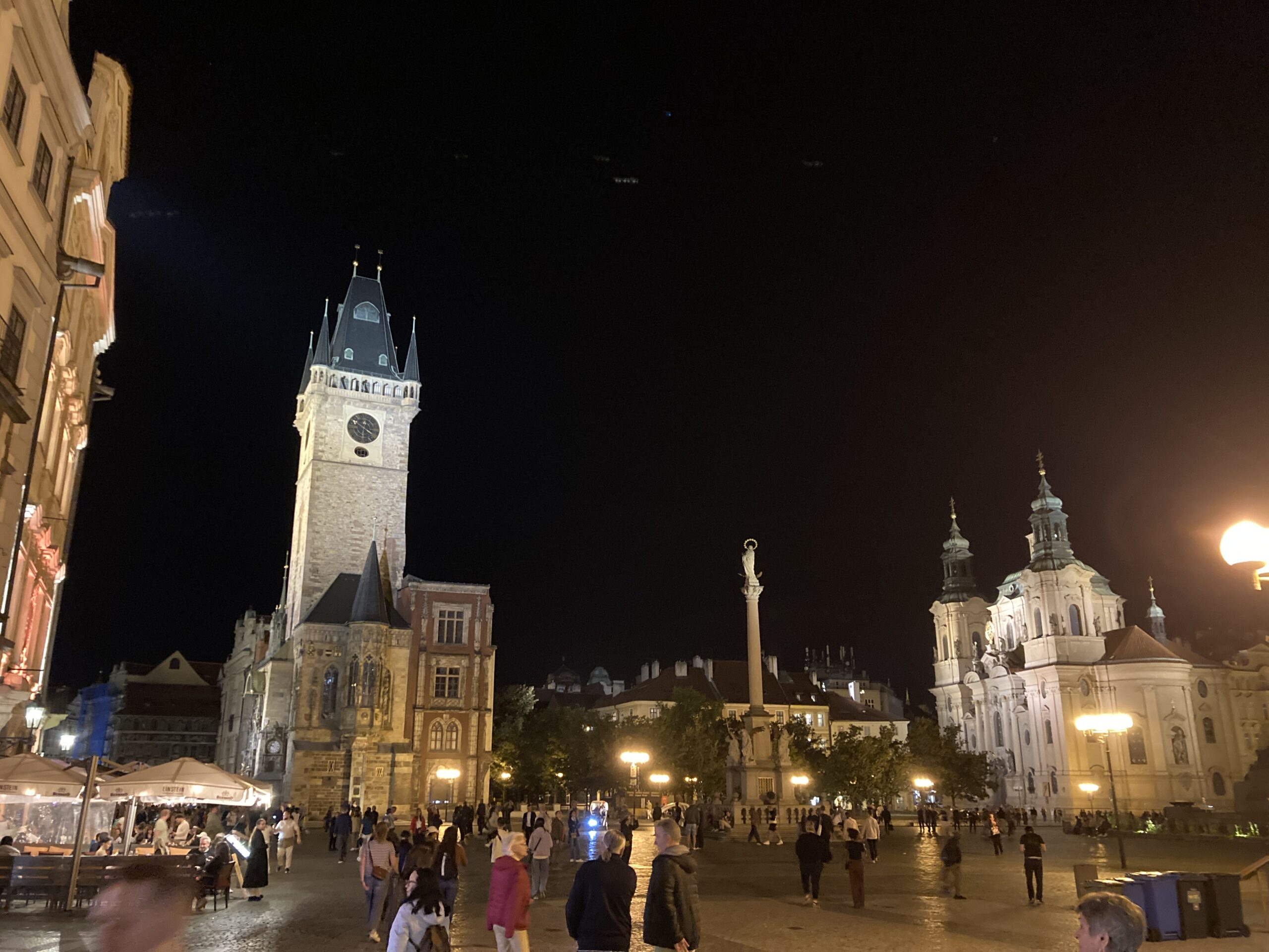 Altstädter Ring in Prag bei Nacht mit Altstädter Rathaus, Mariensäule und St.-Nikolaus-Kirche