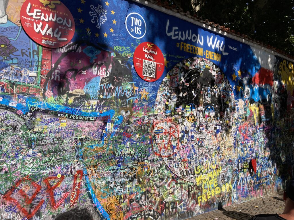 Detail der John-Lennon-Mauer auf der Prager Kleinseite mit bunten Graffiti und Schriftzügen