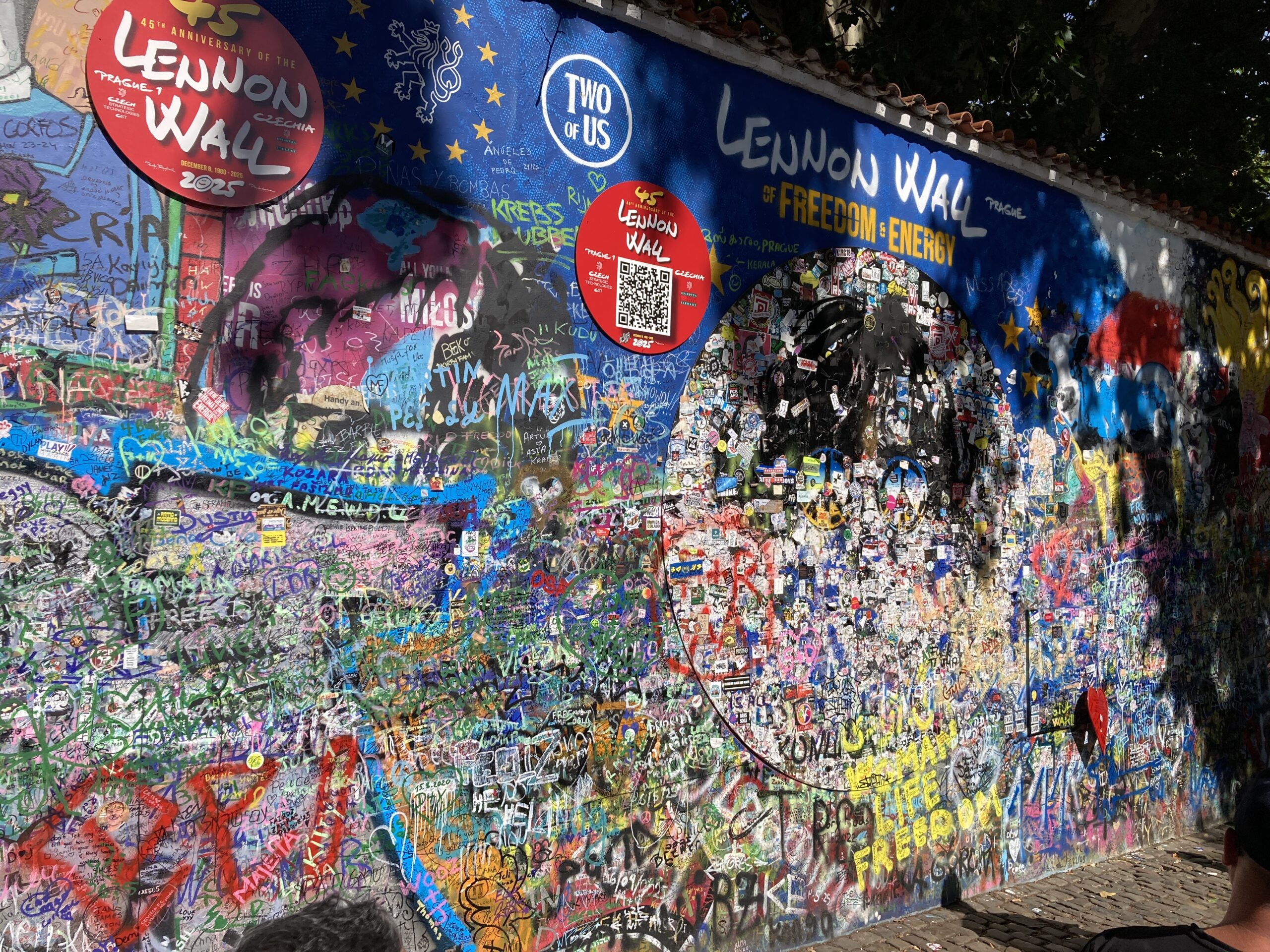 Detail der John-Lennon-Mauer auf der Prager Kleinseite mit bunten Graffiti und Schriftzügen